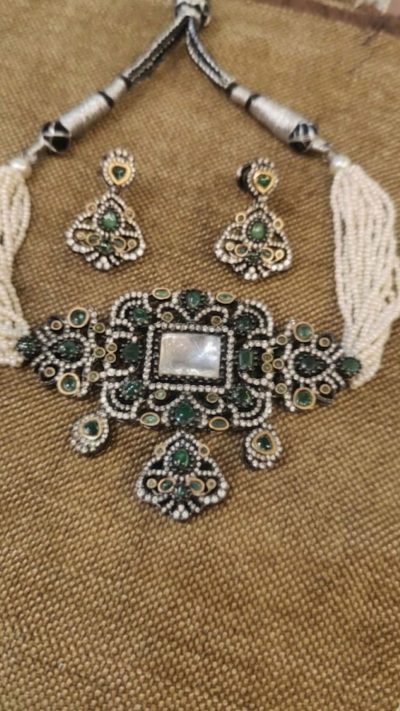 Exquisite vintage choker in pearls